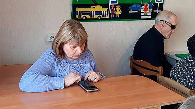 Елена Панкратова демонстрирует как она использует сервис Сбербанк Онлайн для оплаты комуслуг