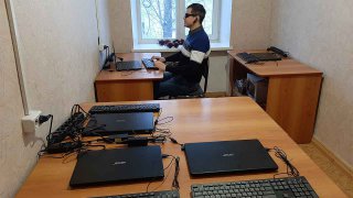 Евгений Аверьянов настраивает ноутбуки в учебном кабинете