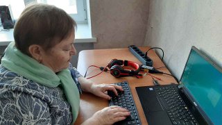 Татьяна Нюдлеева за ноутбуком на занятиях