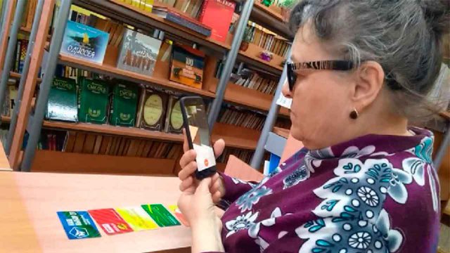 Татьяна Самелык использует приложение Be Ny Eyes для распознавания карточек и лекарств